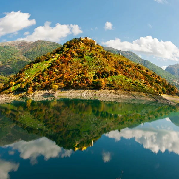 Lago de montanha na Itália — Fotografia de Stock