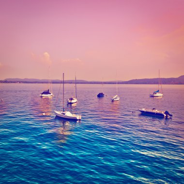 İtalyanca göl kenarında yatlar