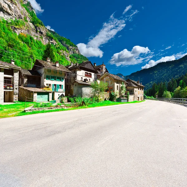 Strada vicino alla città italiana — Foto Stock