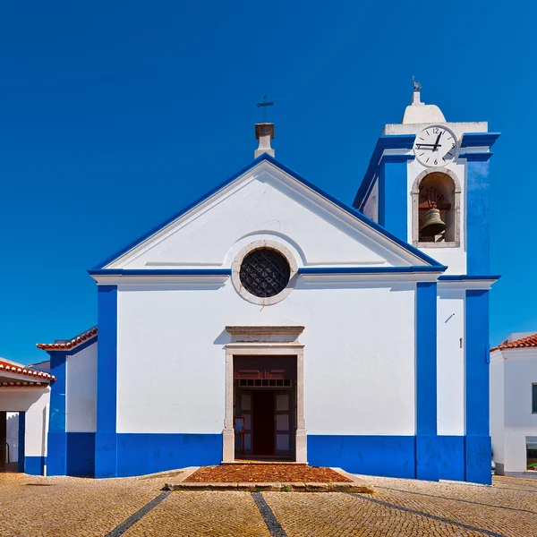 Iglesia católica en la ciudad portuguesa — Foto de Stock