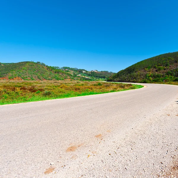 Asphaltstraße in die Stadt an der portugiesischen Atlantikküste — Stockfoto