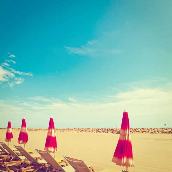 Beach Umbrella and Sun Bed — Stock Photo, Image