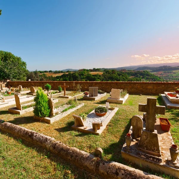 Kyrkogården på bakgrunden av det toskanska landskapet — Stockfoto