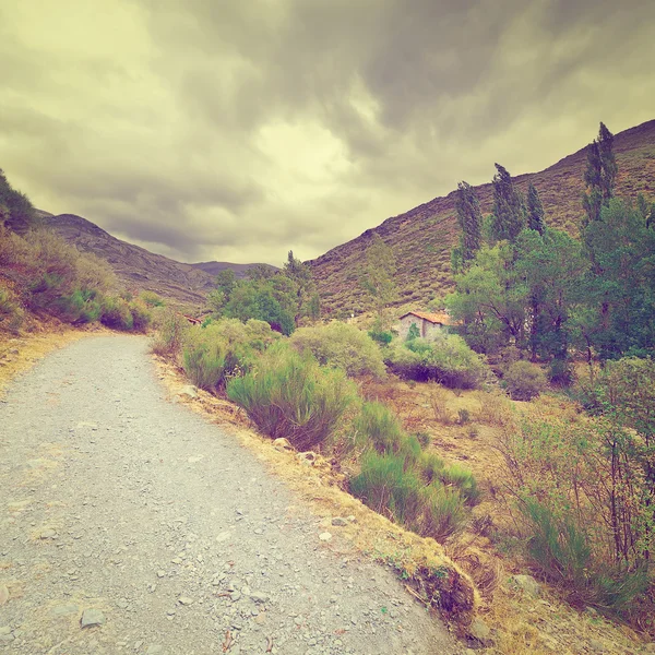 Chemin de terre dans les montagnes Cantabriques — Photo