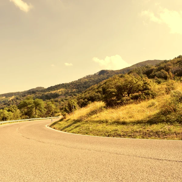 Camino en los Alpes italianos — Foto de Stock