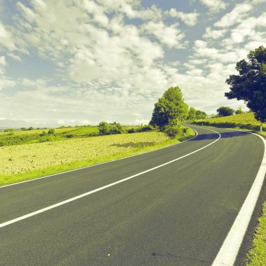 Sonbahar sürülmüş alanlar arasındaki yol
