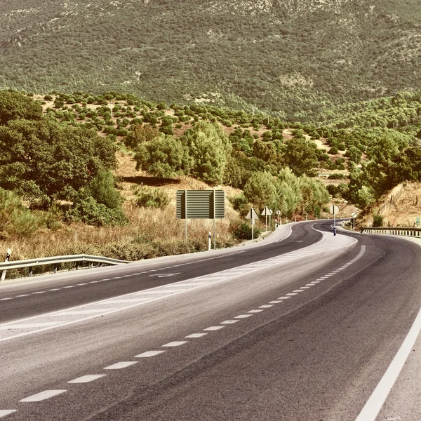 Kronkelende verharde weg — Stockfoto