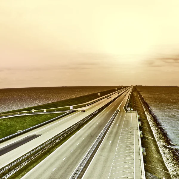 Snelweg op de beschermende Dam — Stockfoto