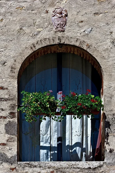 Ventana italiana decorada con flores frescas — Foto de Stock