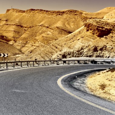 Asfalt yol Negev Çölü'nde