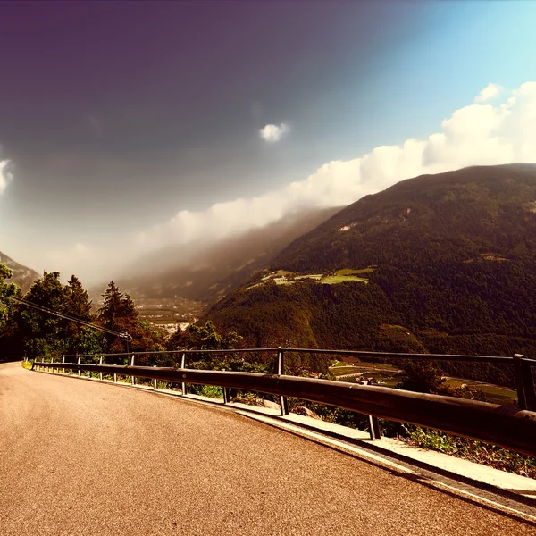 Дорога в італійські Альпи. — стокове фото