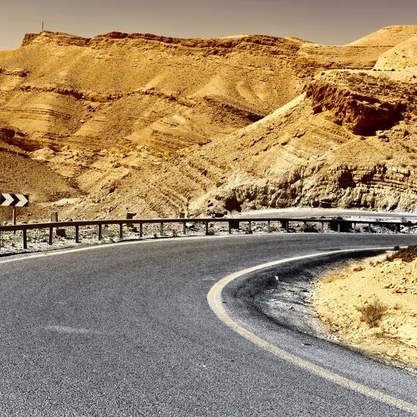 Asfaltweg in de Negev-woestijn — Stockfoto