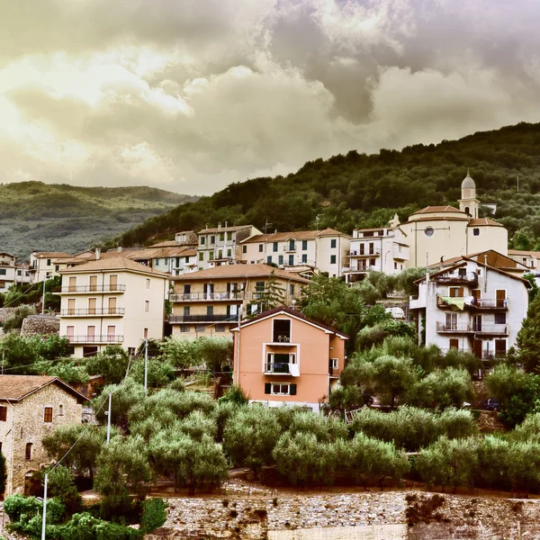 Cidade italiana em Alpes — Fotografia de Stock