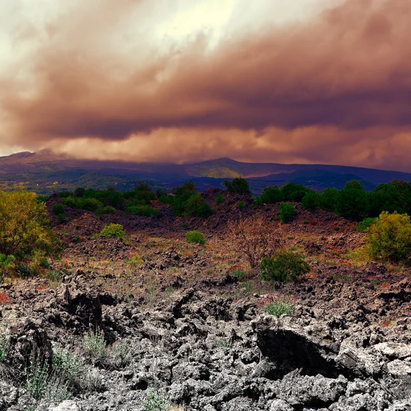 エトナの斜面に黒溶岩 — ストック写真