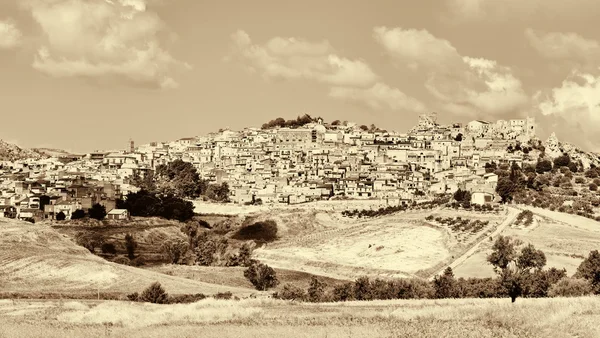 Vista a la ciudad medieval de Pietraperria en Sicilia —  Fotos de Stock