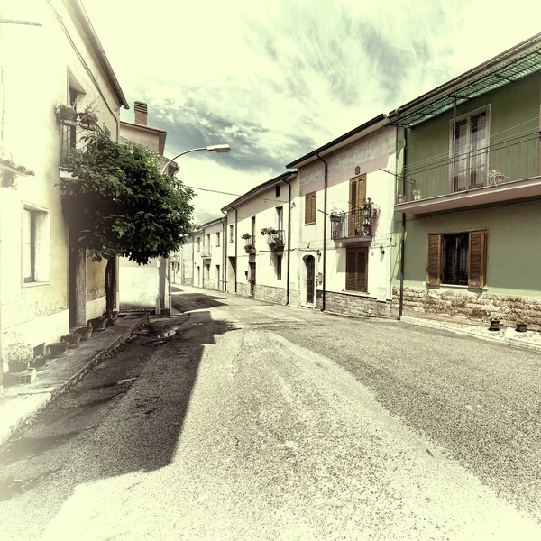 Rua com Edifícios Antigos na Pequena Cidade Italiana — Fotografia de Stock