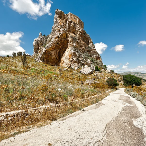 Camino entre Rocky Hills —  Fotos de Stock