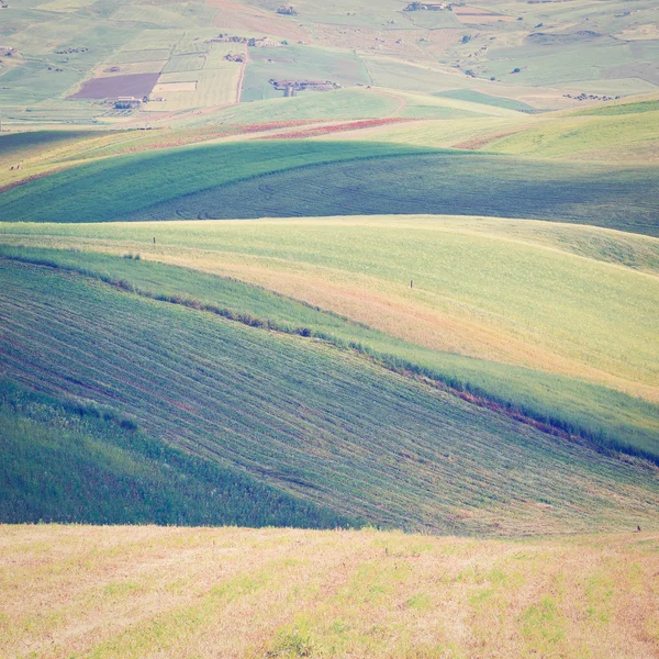 Stoppels velden op de heuvels van Sicilië — Stockfoto