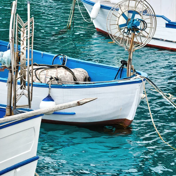 Torno de arrastre en la cubierta del barco de pesca — Foto de Stock