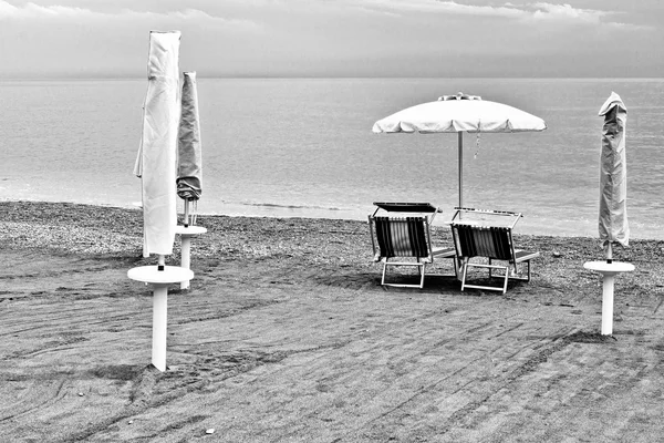 Beach Umbrella and Sun Bed — Stock Photo, Image