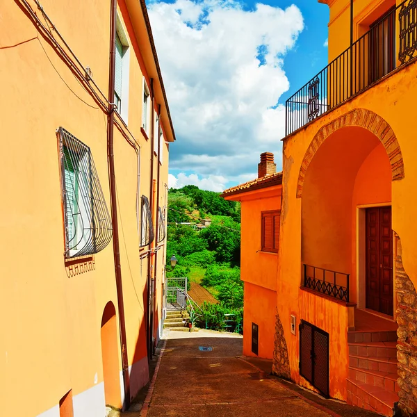 Gamla byggnader i italienska staden — Stockfoto