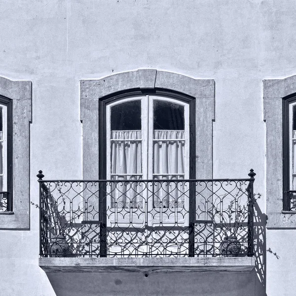 Portugalská okna s balkónem — Stock fotografie