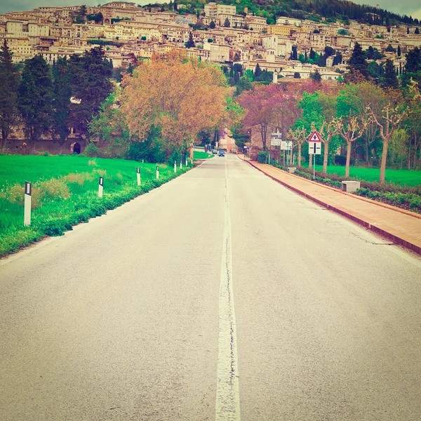 Straße in die italienische Stadt Assisi — Stockfoto
