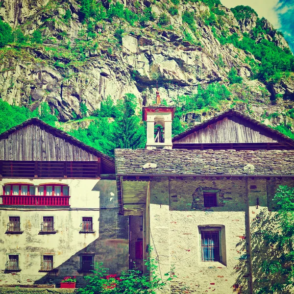 Kleines Dorf hoch oben in den italienischen Alpen — Stockfoto