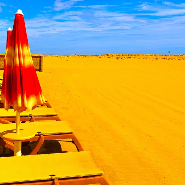 Beach Umbrella and Sun Bed — Stock Photo, Image