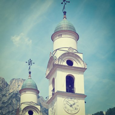 Kilisenin çan kulesi ile