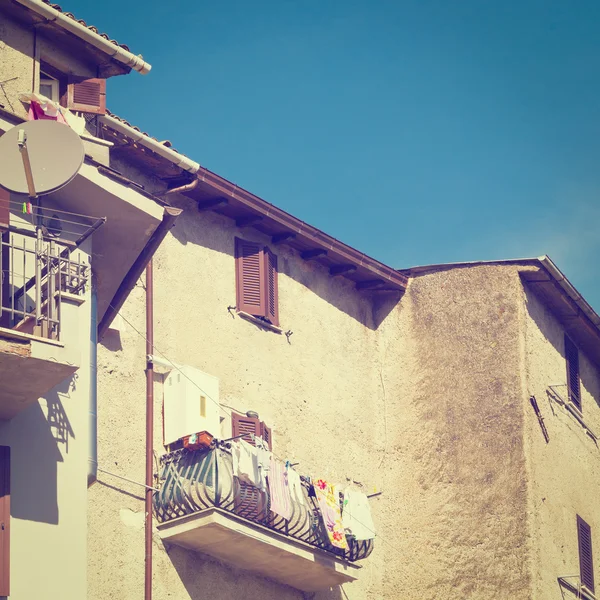 Torka kläder på fasaden av italienska hus — Stockfoto