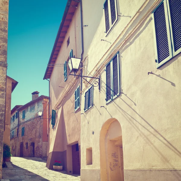 Alte Gebäude in der mittelalterlichen Stadt Italiens — Stockfoto