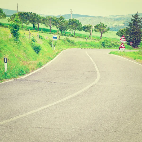 Straße zwischen Feldern und in der Toskana — Stockfoto