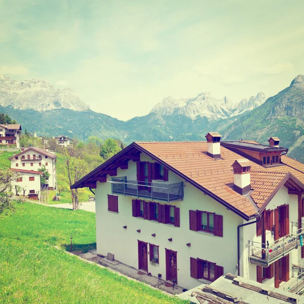 Città nelle Alpi — Foto Stock