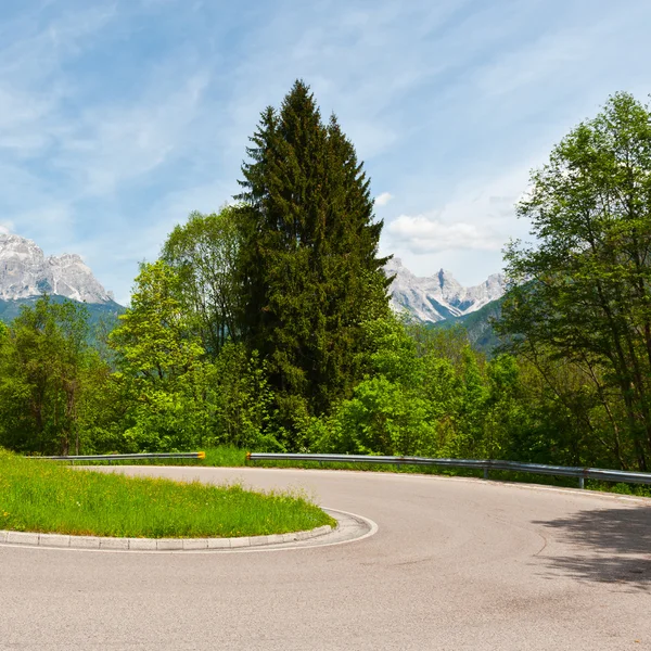 Alplerde yol — Stok fotoğraf