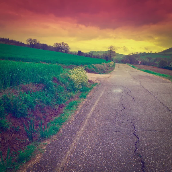 Estrada entre Campos de Outono na Toscana — Fotografia de Stock