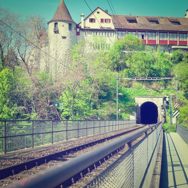 Túnel ferroviario bajo la ciudad en los Alpes suizos — Foto de Stock