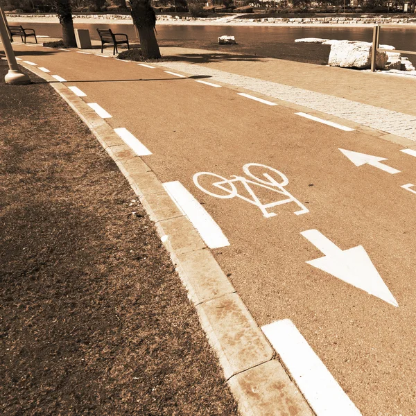 Piste cyclable le long de la rivière Yarkon à Tel Aviv — Photo