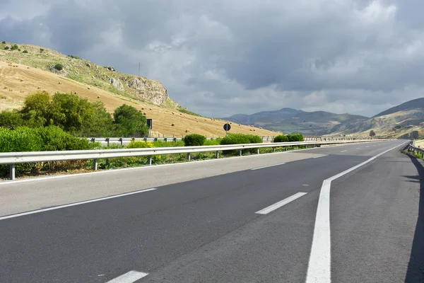 Asfaltowa droga na Sycylii — Zdjęcie stockowe