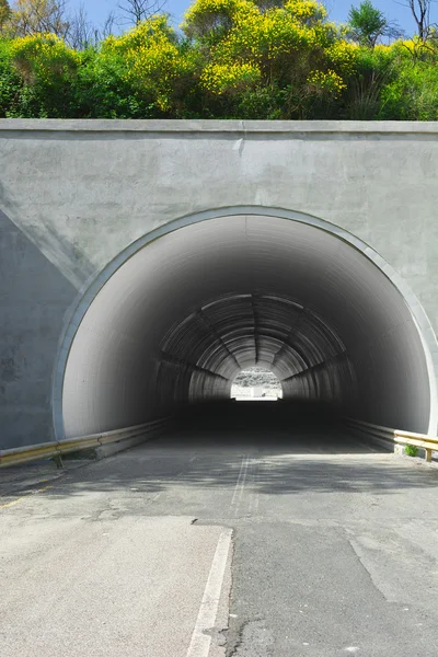 Tunel na drodze na Sycylii — Zdjęcie stockowe