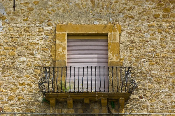 Window with Closed Shutters in Sicilian City — Stock Photo, Image