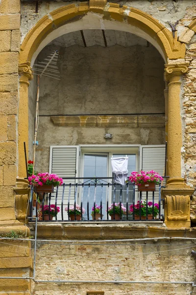 Italiaanse balkon in Siciliaanse stad — Stockfoto