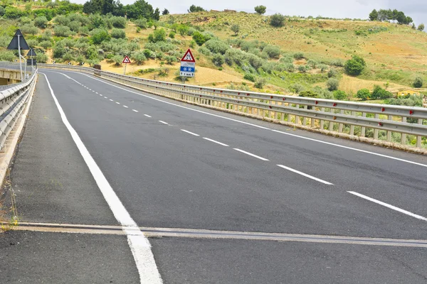 Landskapet på Sicilien med motorväg bro — Stockfoto