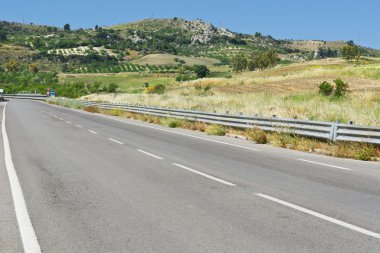 Sicilya kırsal Asphal yol 