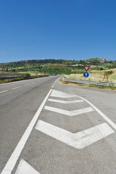 Сельская асфальтовая дорога на Сицилии — стоковое фото