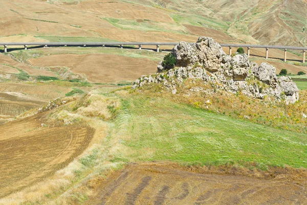 Landschap van Sicilië met de brug van de snelweg — Stockfoto