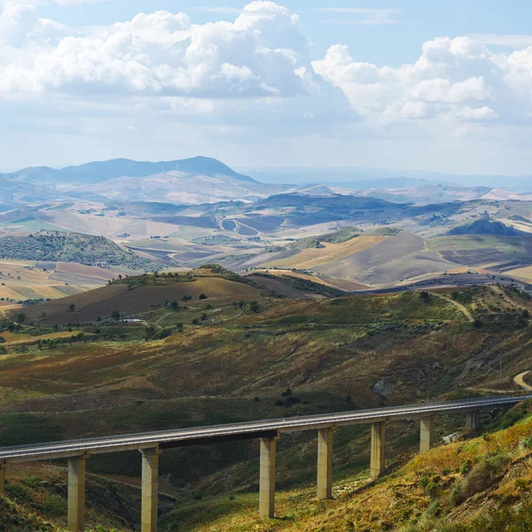Paisaje de Sicilia con Puente de la Autopista — Foto de Stock