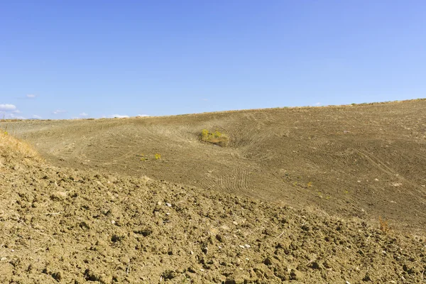 Gepflügte Felder auf den Hügeln in Sizilien — Stockfoto