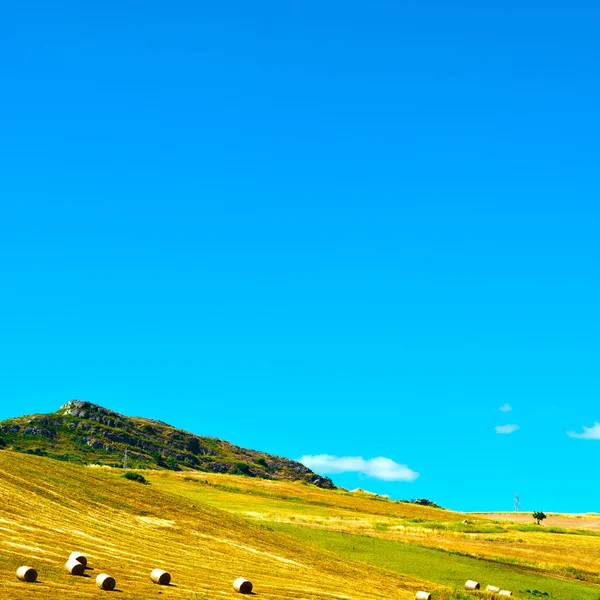 Krajobraz Sycylii z wielu bele siana — Zdjęcie stockowe