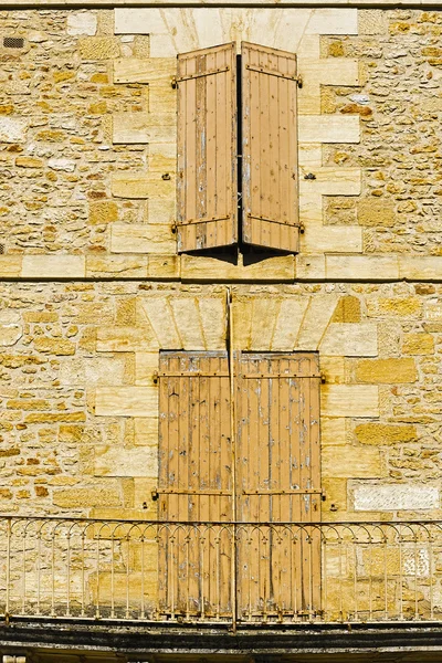 Janelas com obturador fechado — Fotografia de Stock